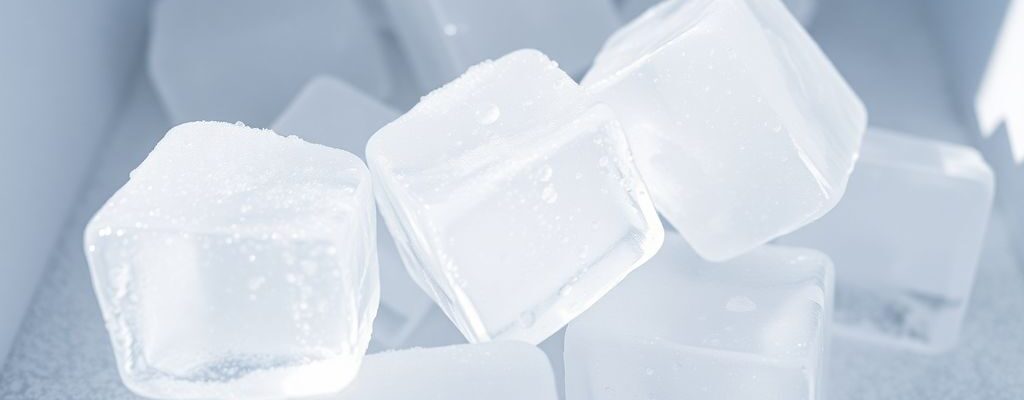 Gefrorene Eiswürfel liegen auf einer kalten Oberfläche.