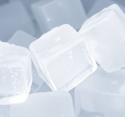 Gefrorene Eiswürfel liegen auf einer kalten Oberfläche.