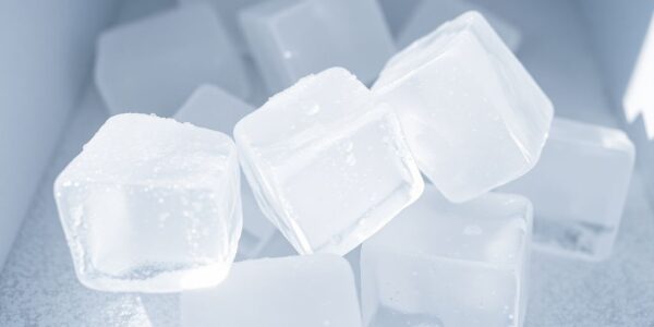 Gefrorene Eiswürfel liegen auf einer kalten Oberfläche.