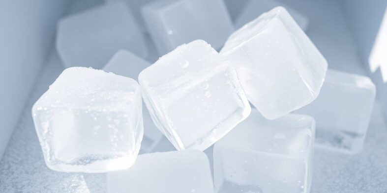 Gefrorene Eiswürfel liegen auf einer kalten Oberfläche.
